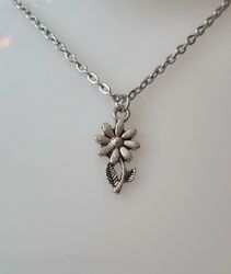 Silverfärgat halsband med en blomma, berlock / charm