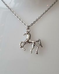Silverfärgat halsband med en häst, berlock / charm