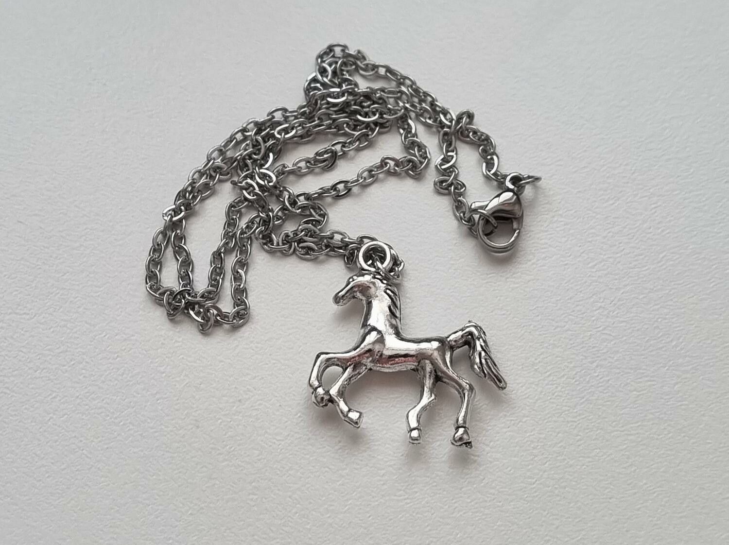 Silverfärgat halsband med en häst, berlock / charm