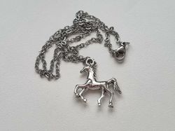 Silverfärgat halsband med en häst, berlock / charm