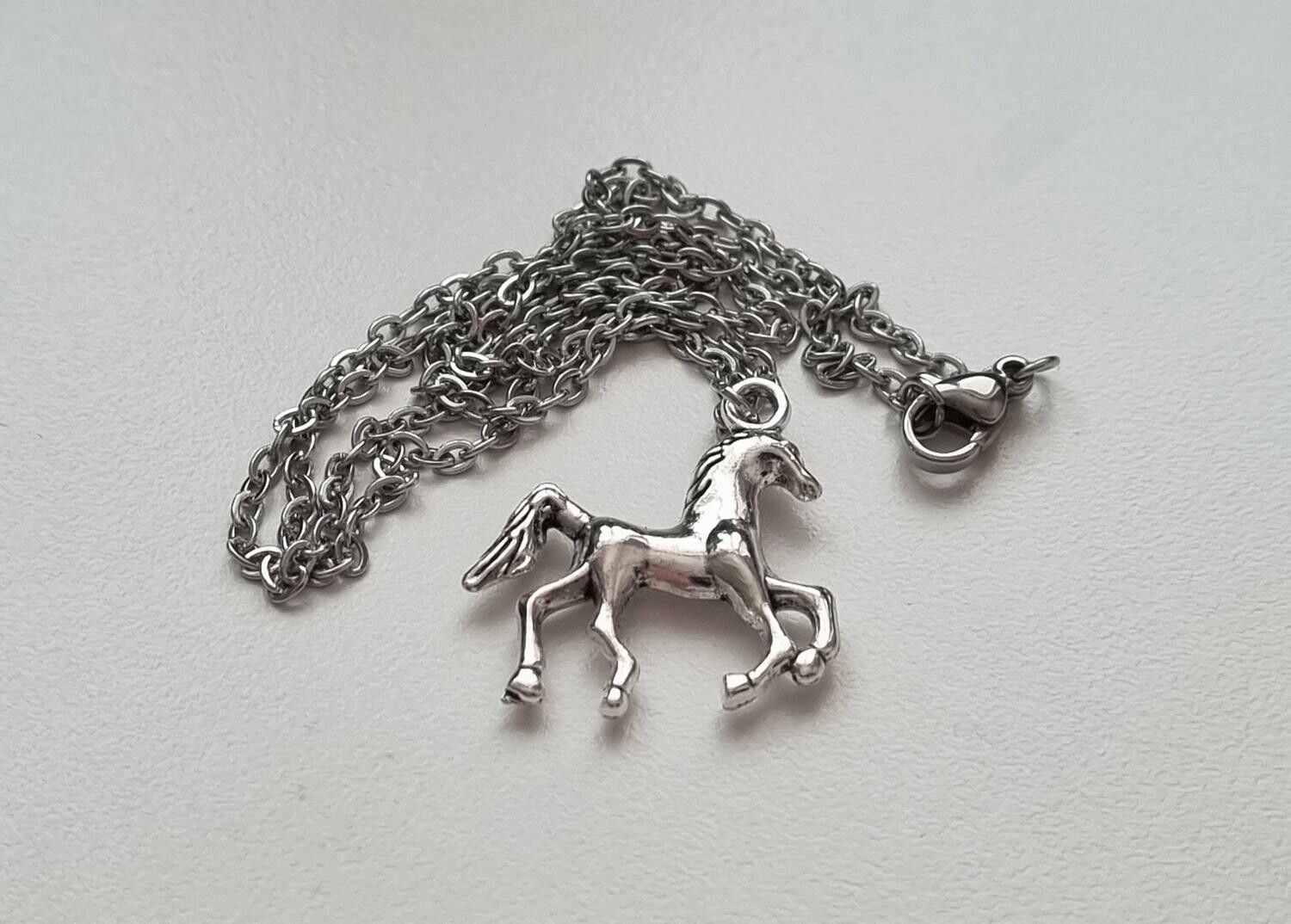 Silverfärgat halsband med en häst, berlock / charm