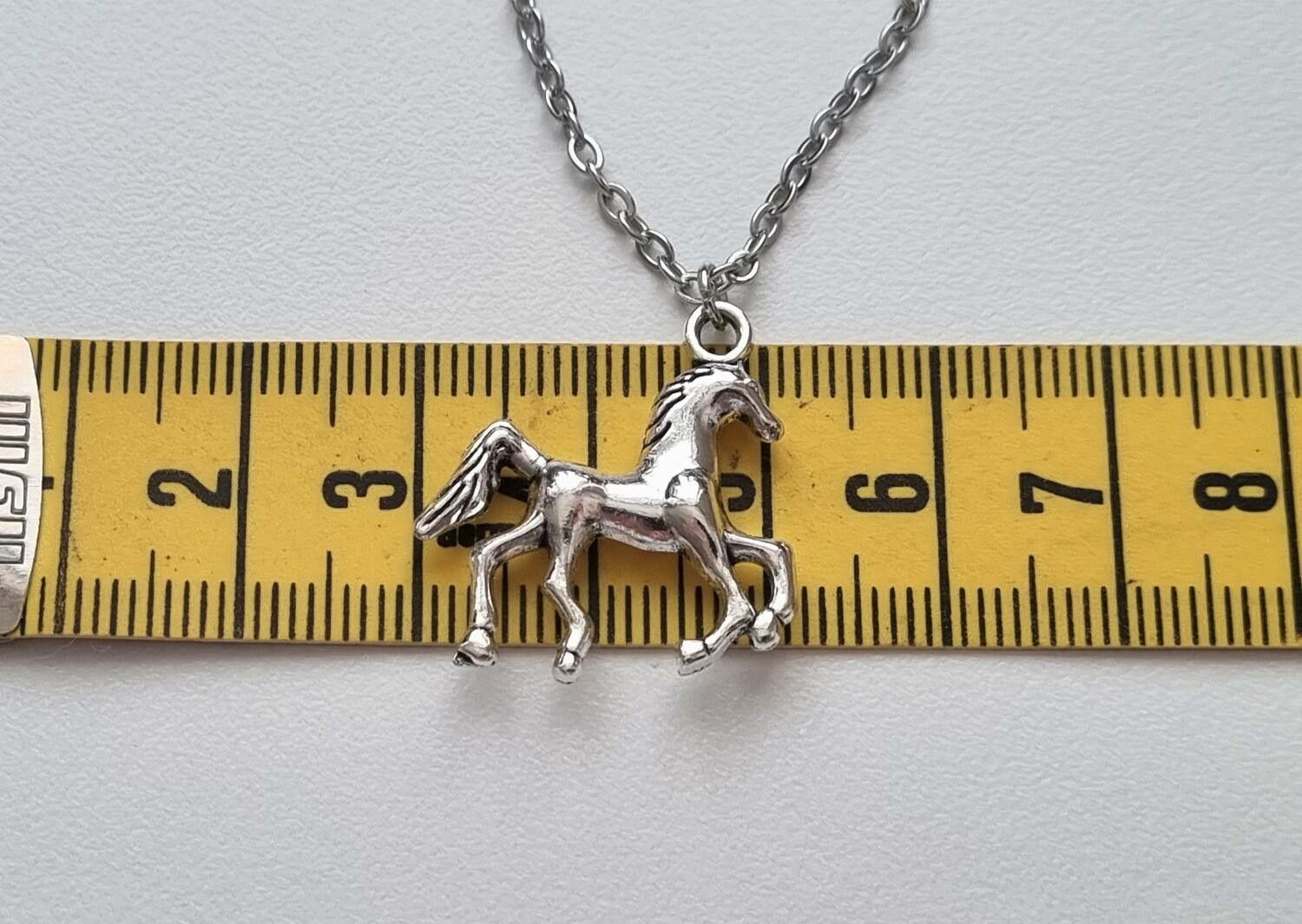 Silverfärgat halsband med en häst, berlock / charm