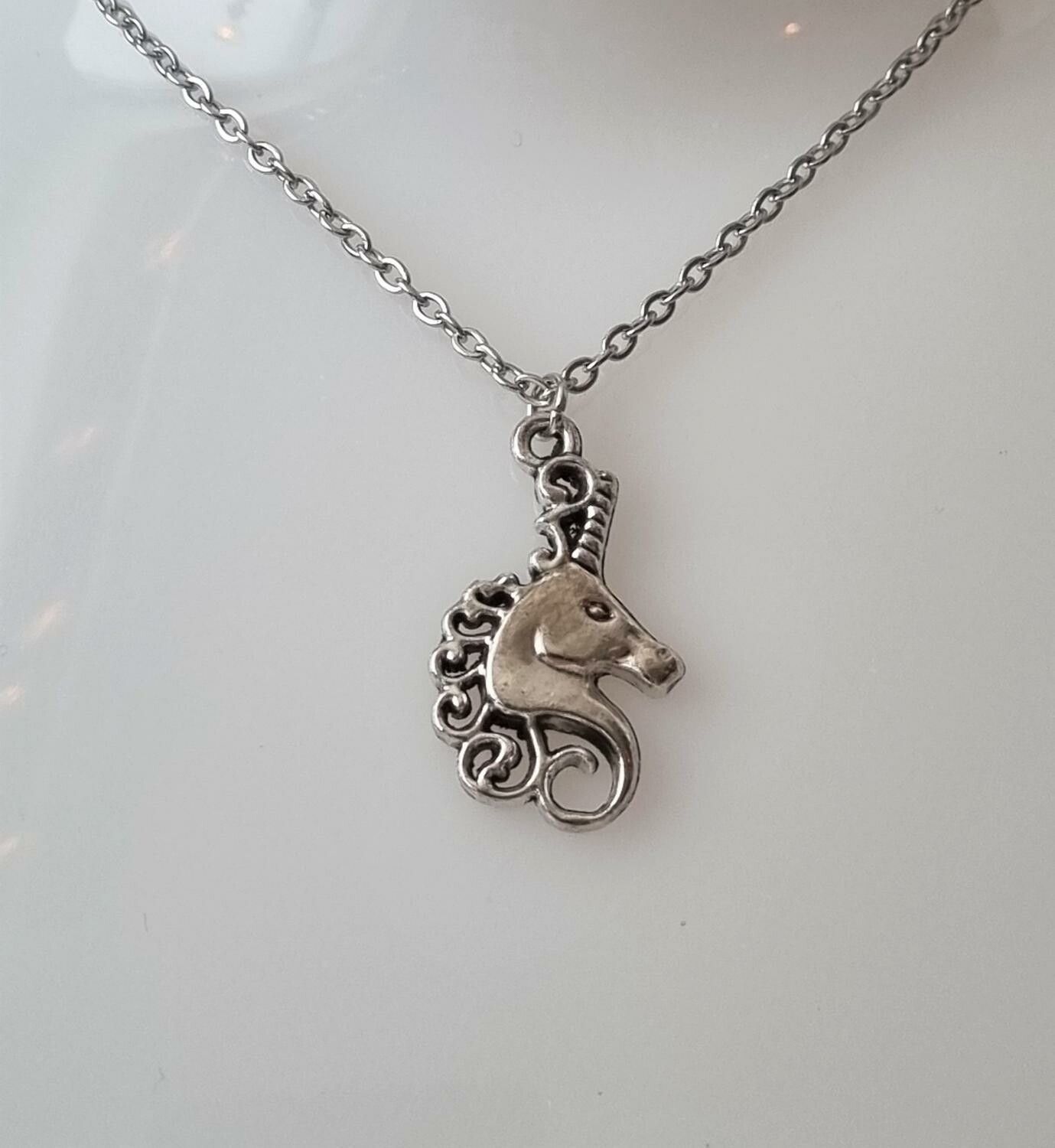 Silverfärgat halsband med en enhörning, berlock / charm