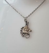Silverfärgat halsband med en enhörning, berlock / charm