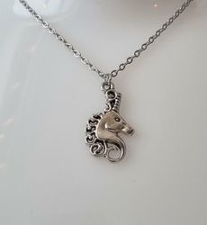 Silverfärgat halsband med en enhörning, berlock / charm