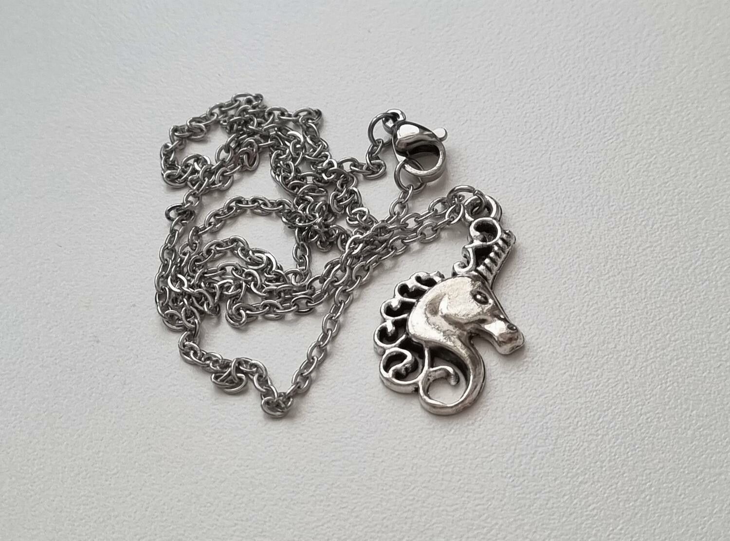 Silverfärgat halsband med en enhörning, berlock / charm