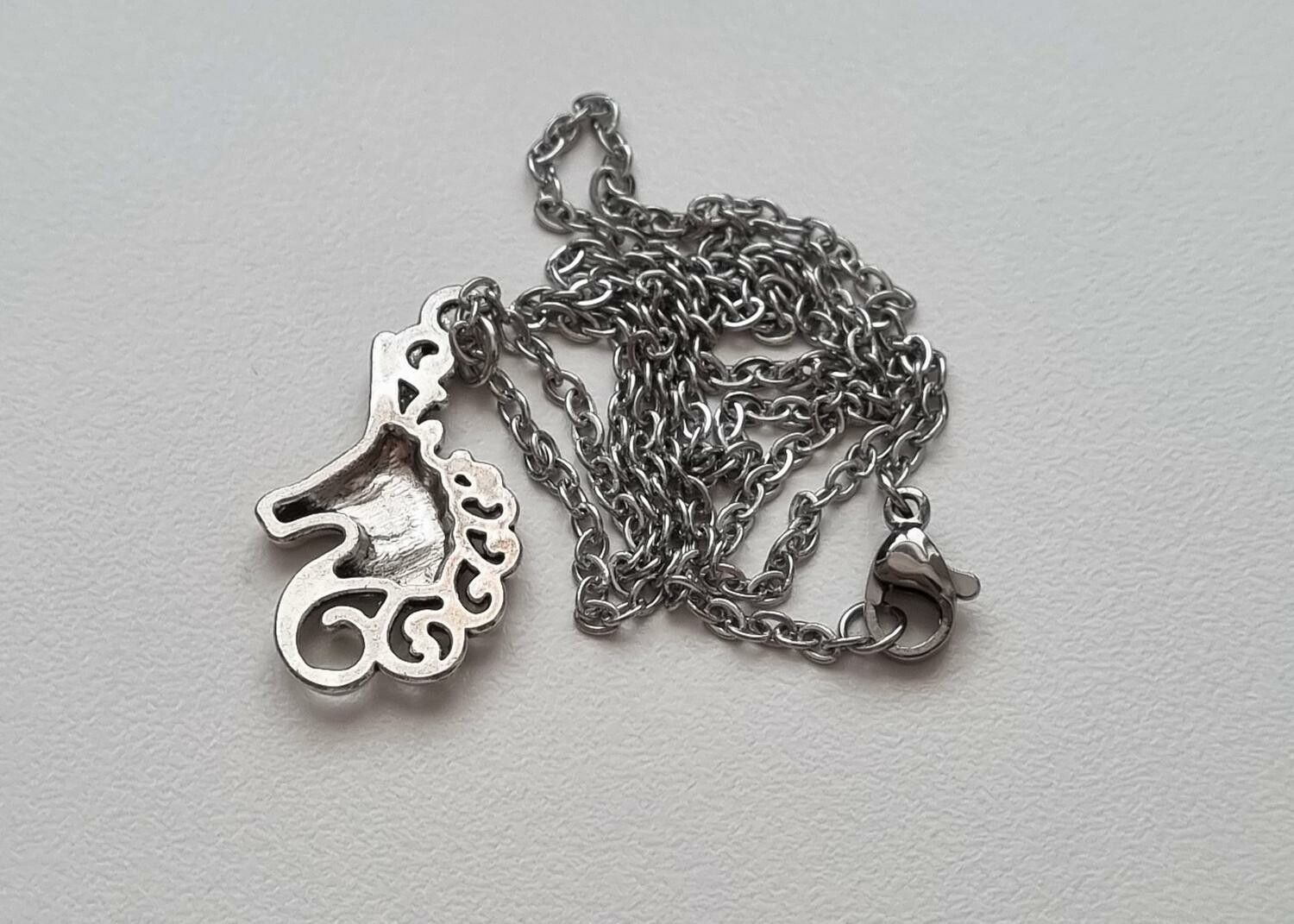 Silverfärgat halsband med en enhörning, berlock / charm