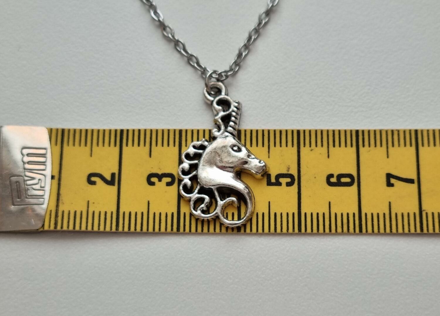 Silverfärgat halsband med en enhörning, berlock / charm
