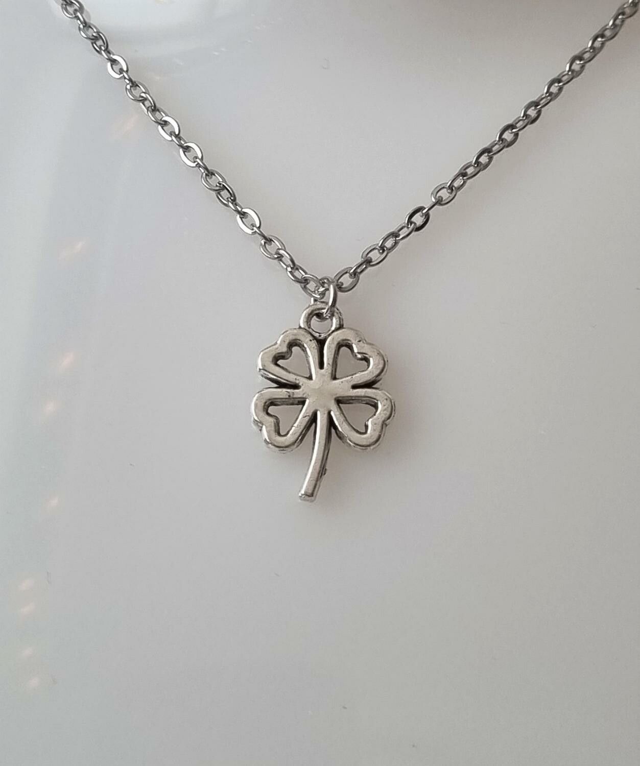 Silverfärgat halsband med en fyrklöver, berlock / charm