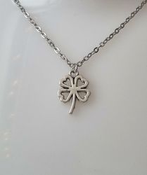 Silverfärgat halsband med en fyrklöver, berlock / charm