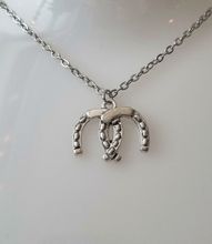 Silverfärgat halsband med hästskor, berlock / charm
