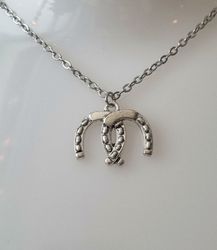 Silverfärgat halsband med hästskor, berlock / charm