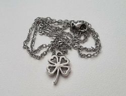 Silverfärgat halsband med en fyrklöver, berlock / charm