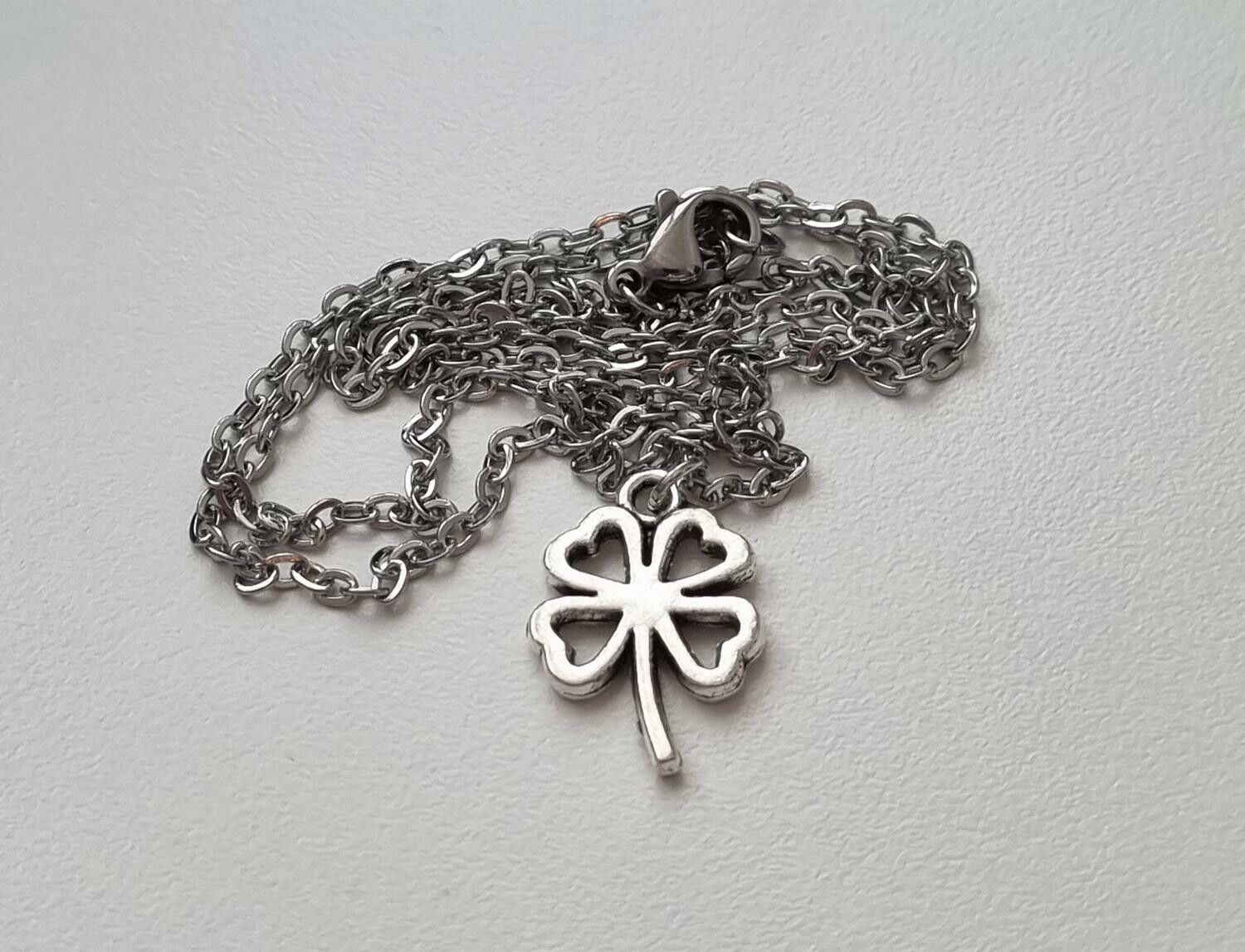 Silverfärgat halsband med en fyrklöver, berlock / charm