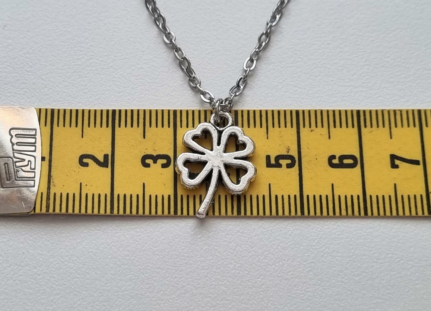 Silverfärgat halsband med en fyrklöver, berlock / charm