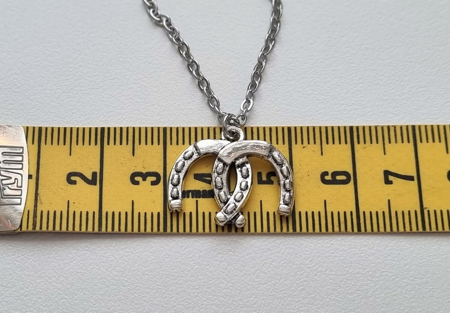 Silverfärgat halsband med hästskor, berlock / charm