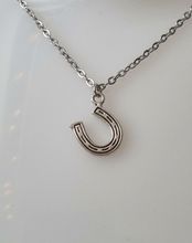 Silverfärgat halsband med en liten hästsko, berlock / charm