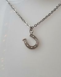 Silverfärgat halsband med en liten hästsko, berlock / charm