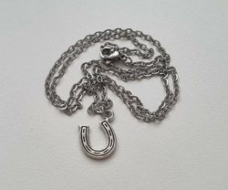Silverfärgat halsband med en liten hästsko, berlock / charm