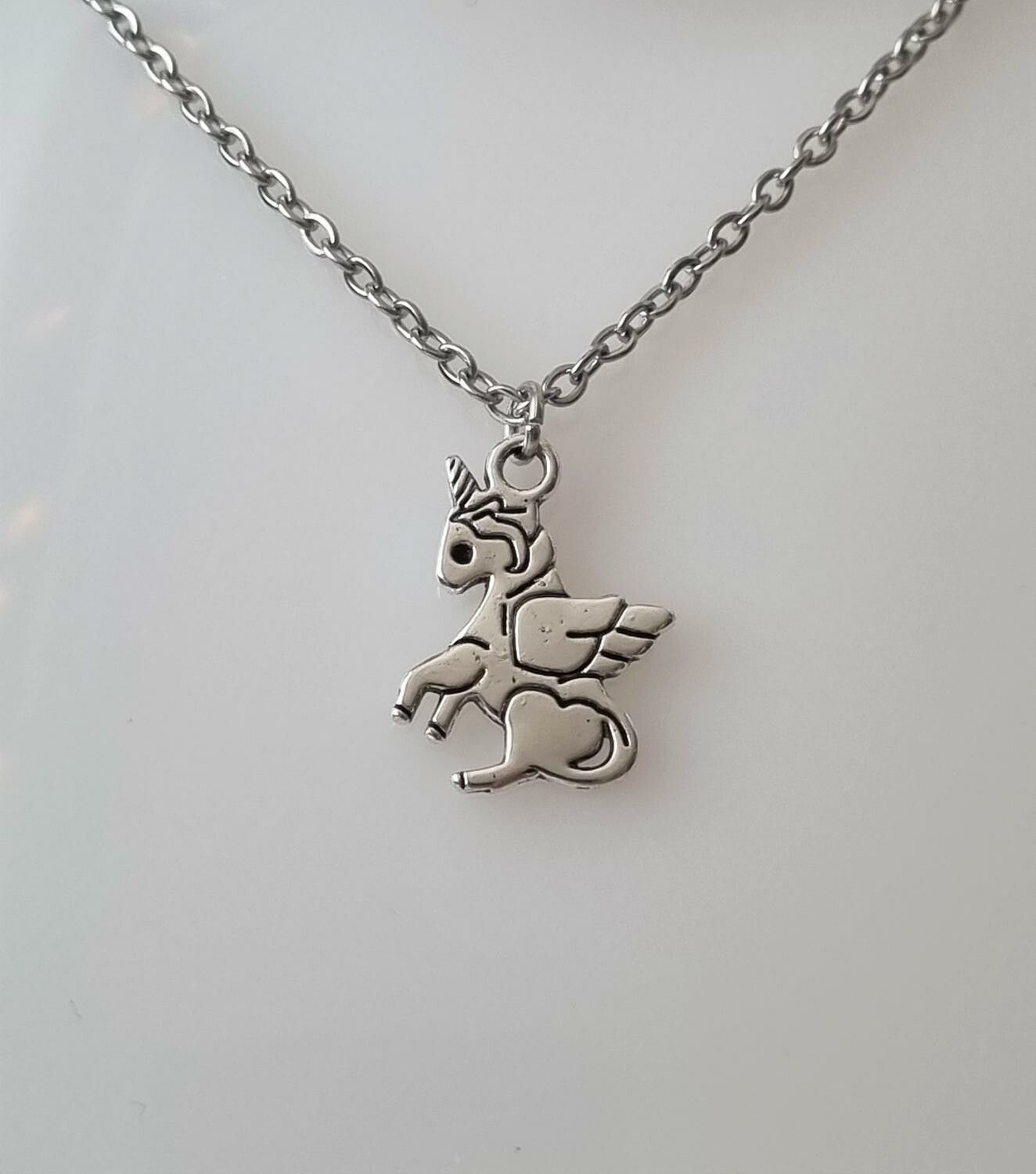 Silverfärgat halsband med en enhörning, berlock / charm
