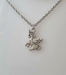 Silverfärgat halsband med en enhörning, berlock / charm