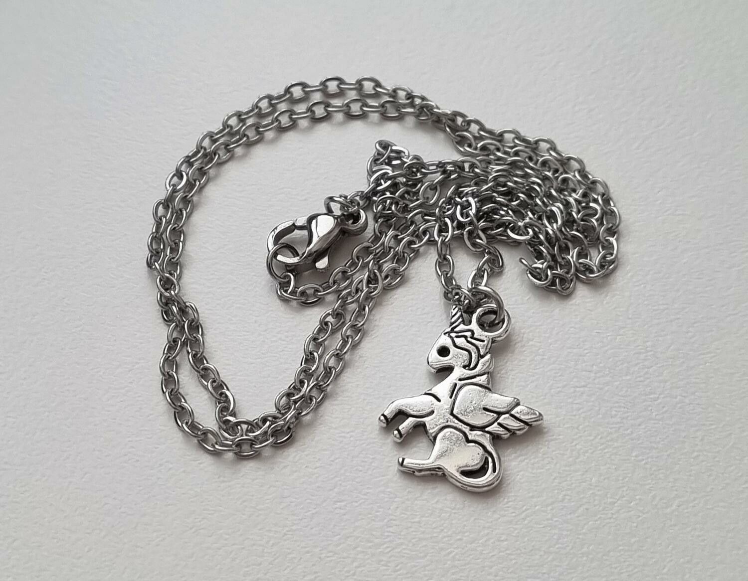 Silverfärgat halsband med en enhörning, berlock / charm