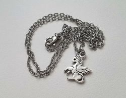 Silverfärgat halsband med en enhörning, berlock / charm