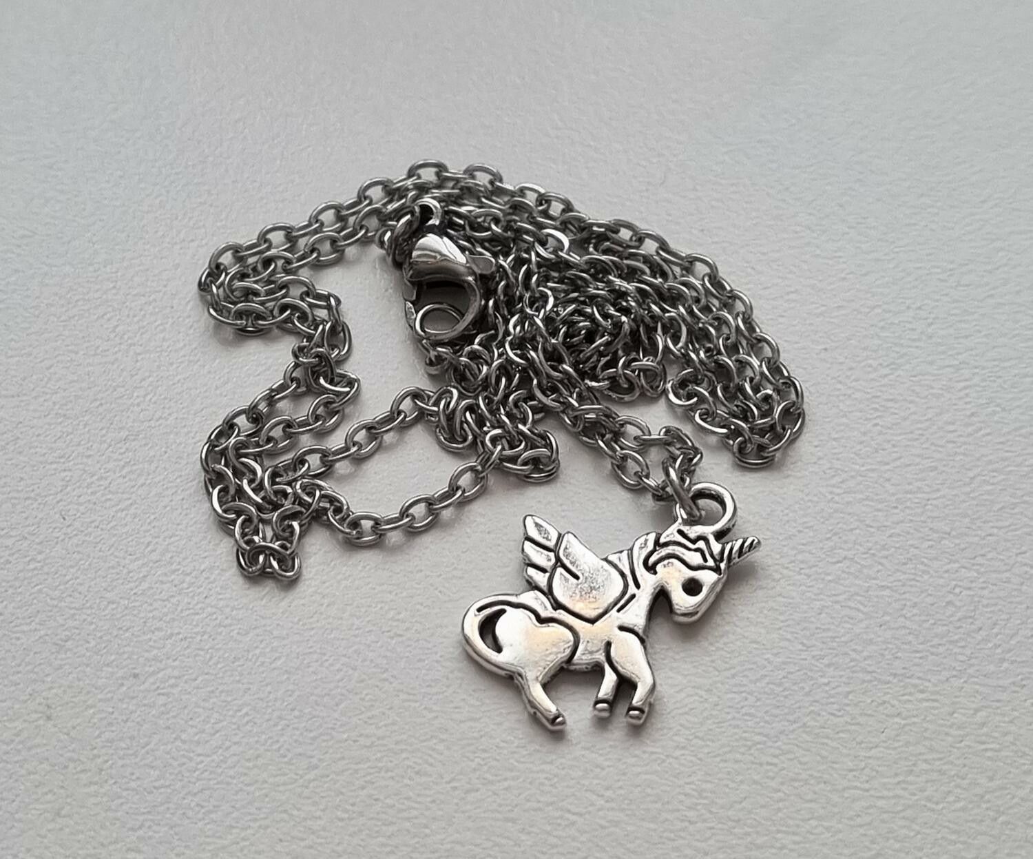 Silverfärgat halsband med en enhörning, berlock / charm