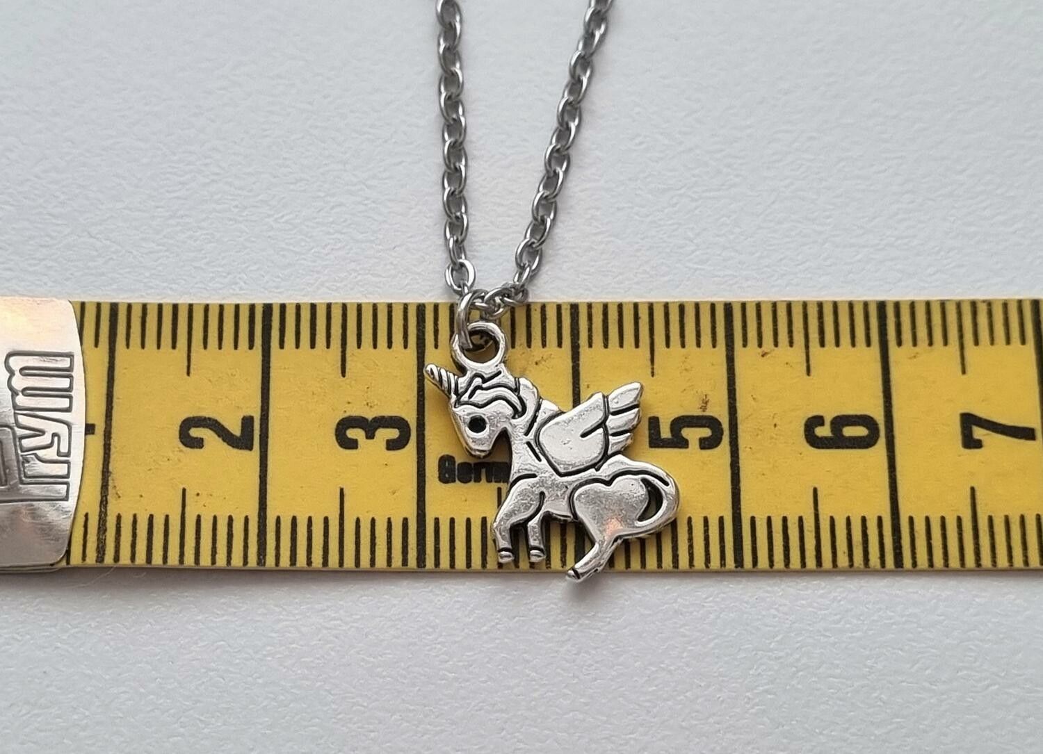 Silverfärgat halsband med en enhörning, berlock / charm