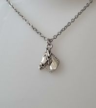 Silverfärgat halsband med en häst, berlock / charm