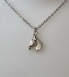 Silverfärgat halsband med en häst, berlock / charm