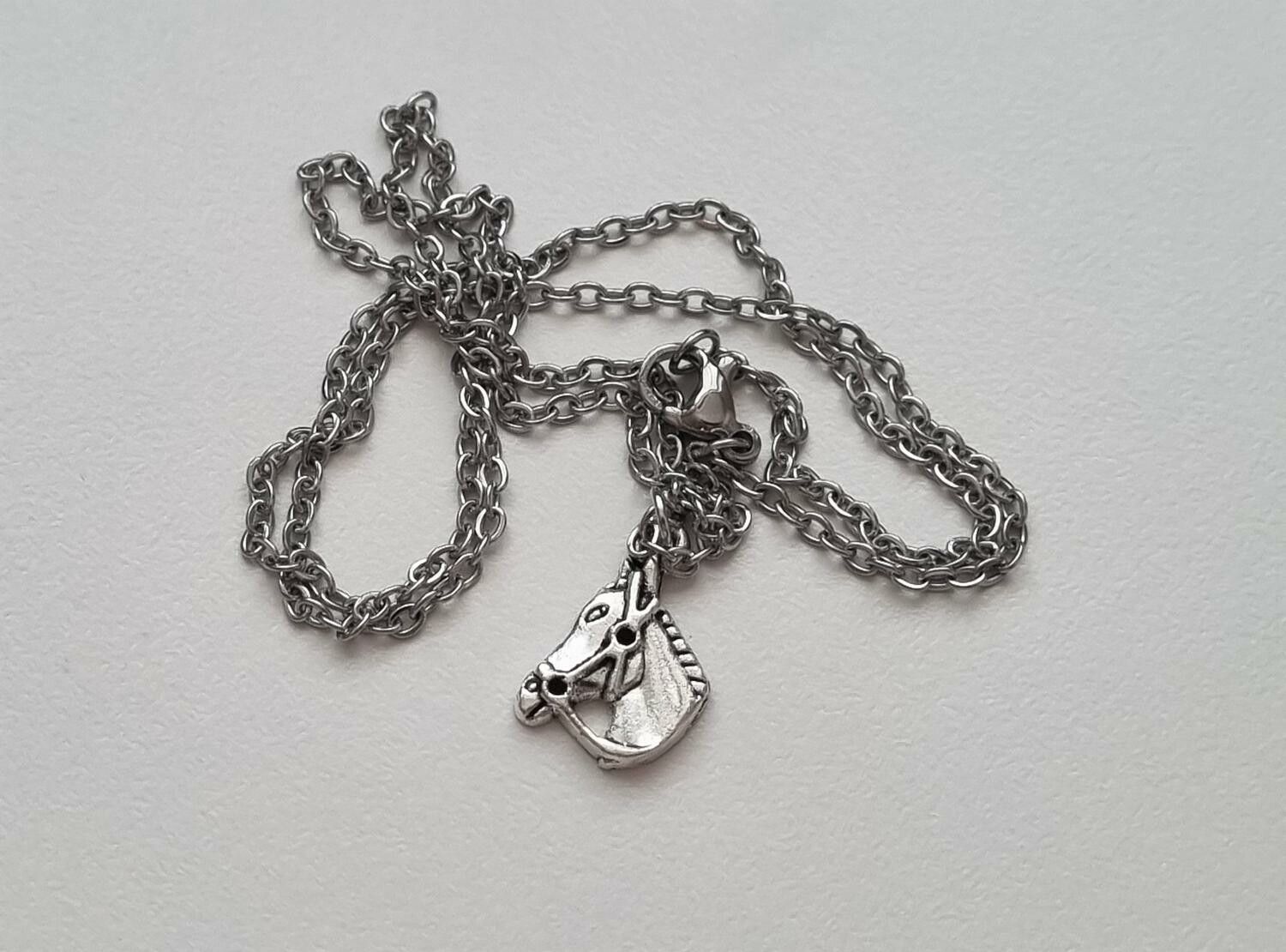 Silverfärgat halsband med en häst, berlock / charm