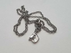 Silverfärgat halsband med en häst, berlock / charm