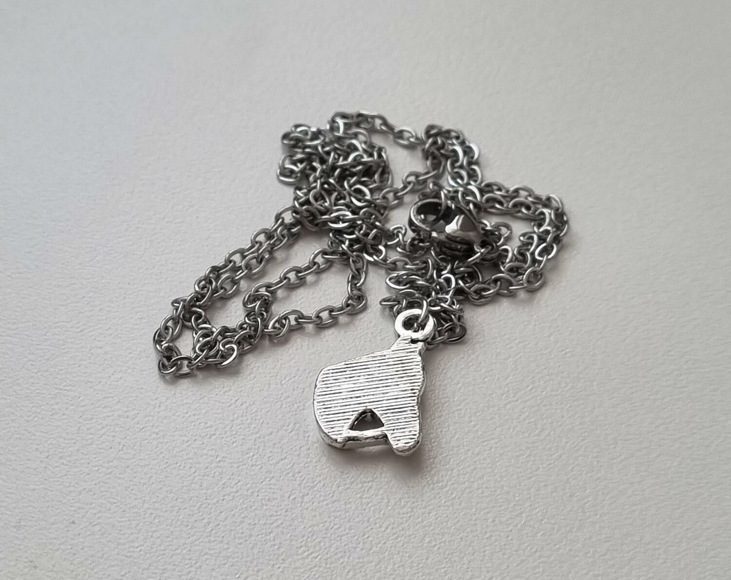 Silverfärgat halsband med en häst, berlock / charm