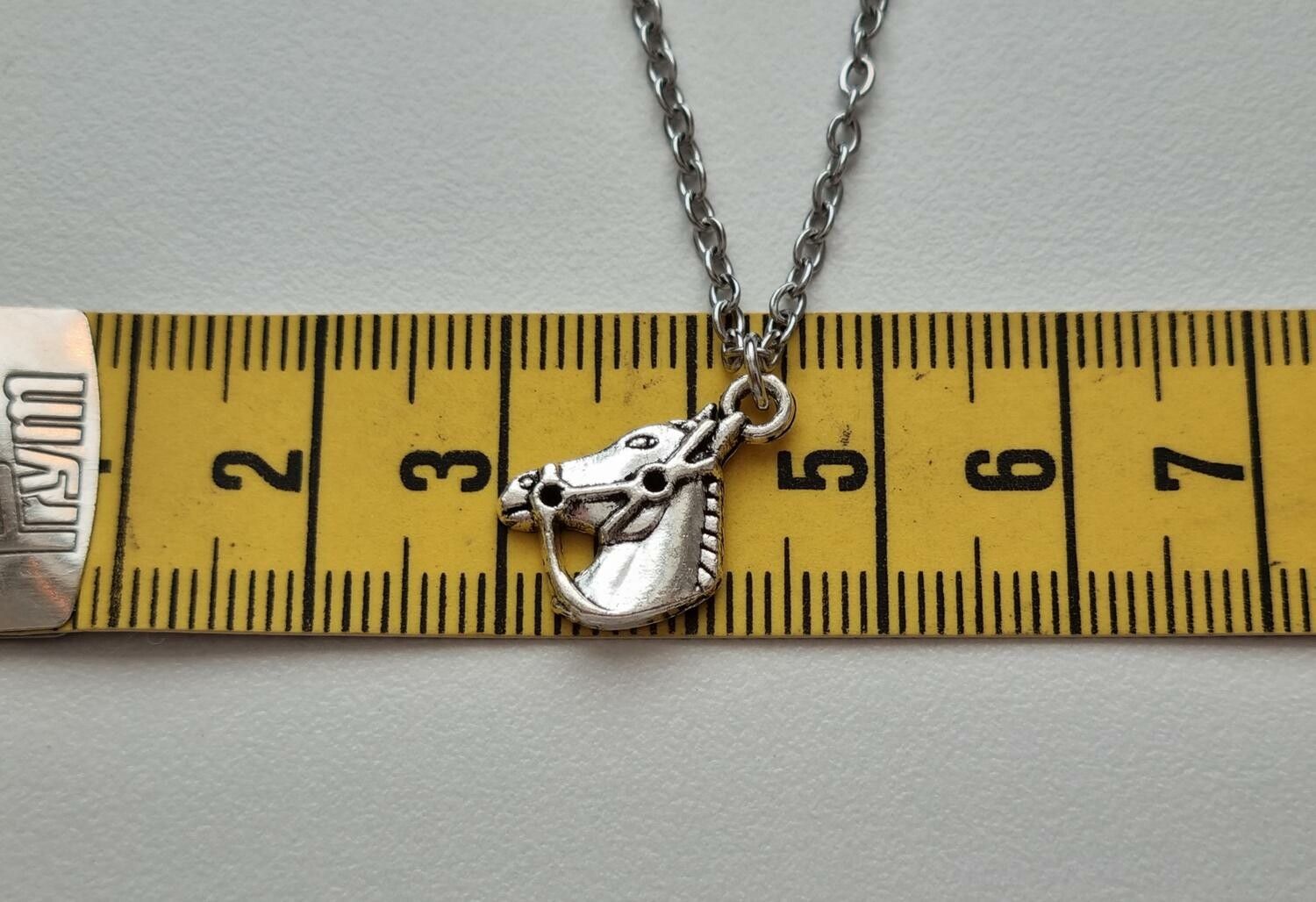 Silverfärgat halsband med en häst, berlock / charm