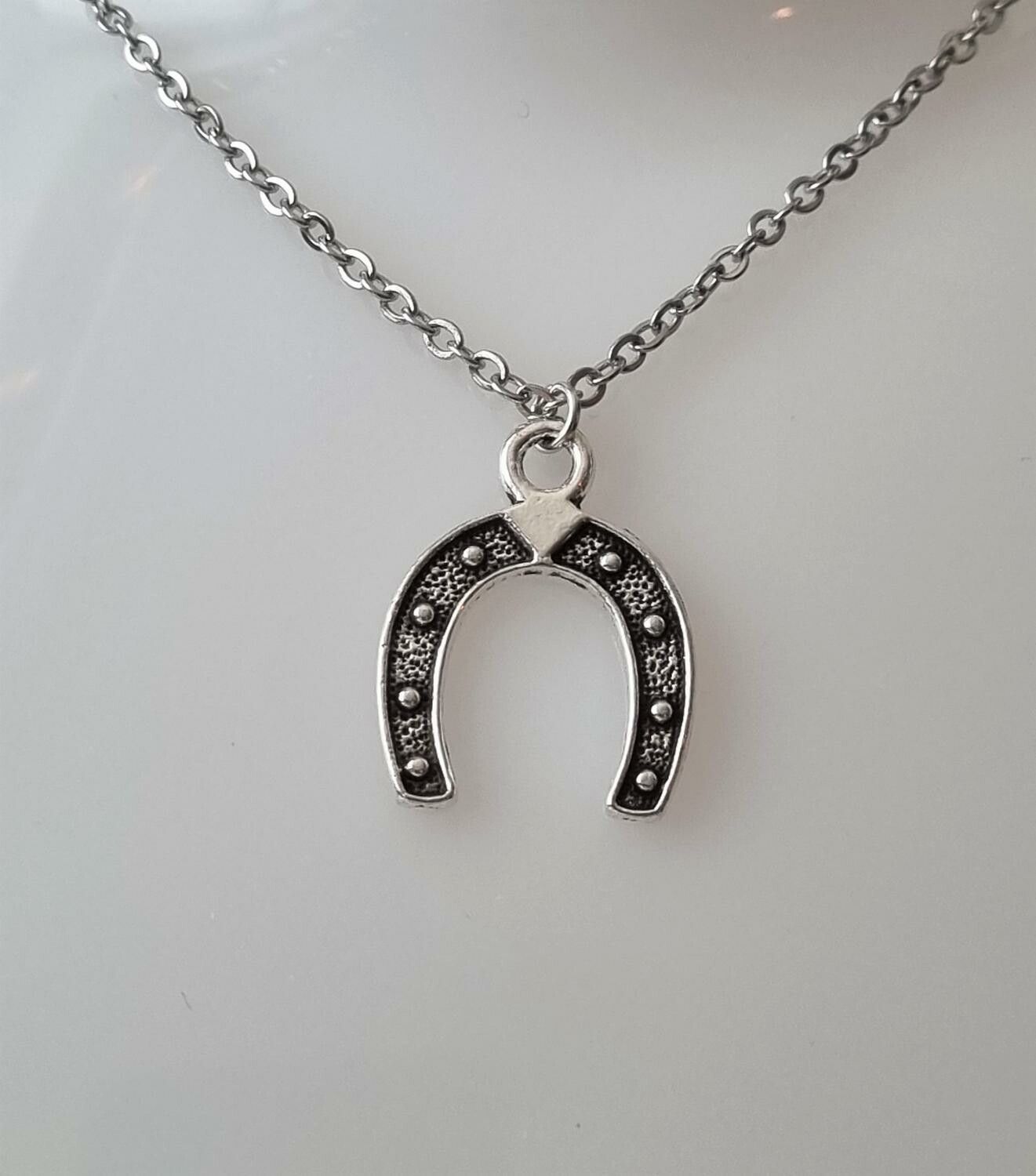 Silverfärgat halsband med en hästsko, berlock / charm