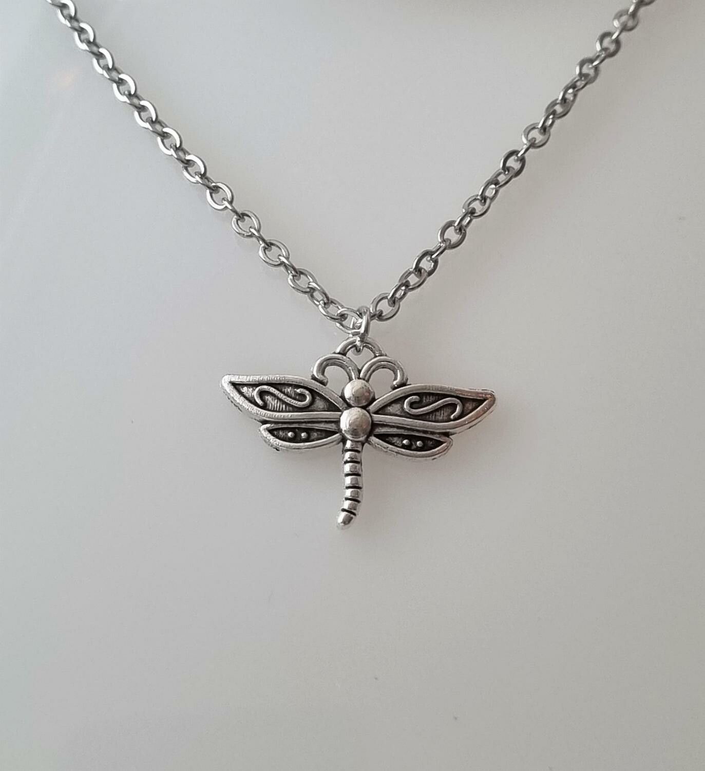 Silverfärgat halsband med en söt trollslända, berlock / charm