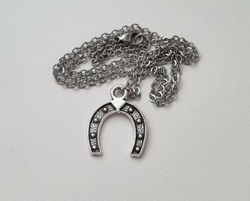 Silverfärgat halsband med en hästsko, berlock / charm
