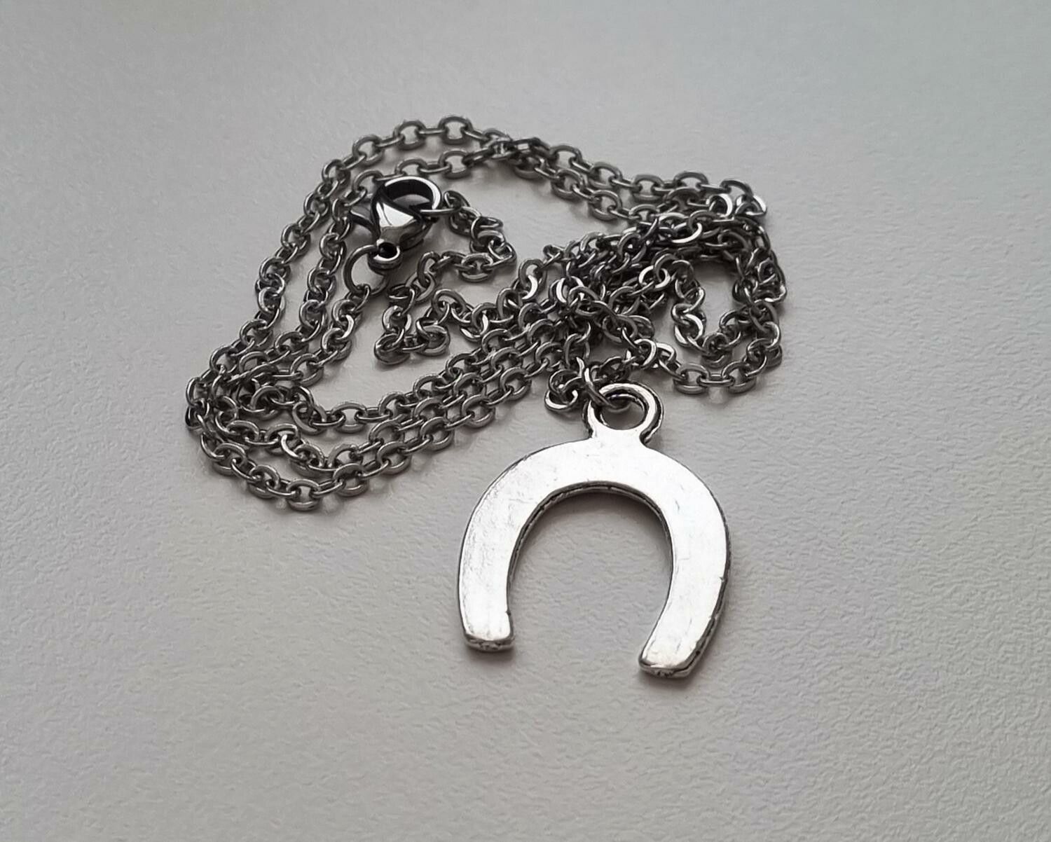 Silverfärgat halsband med en hästsko, berlock / charm