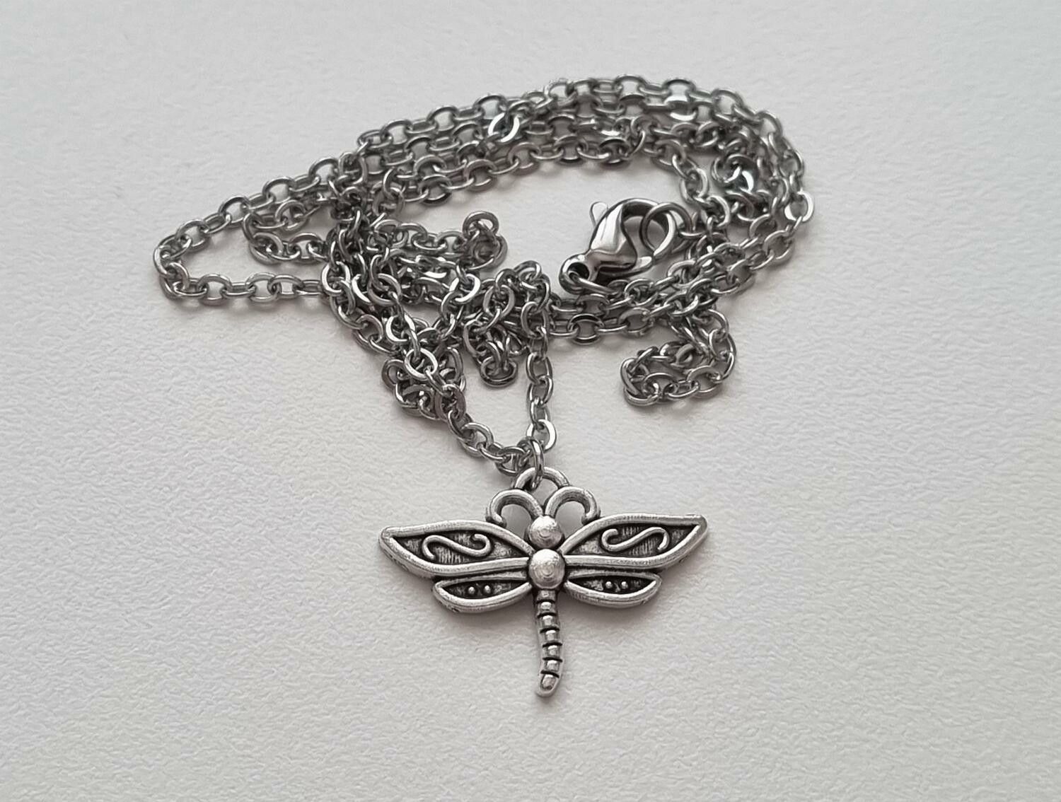 Silverfärgat halsband med en söt trollslända, berlock / charm