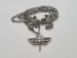 Silverfärgat halsband med en söt trollslända, berlock / charm