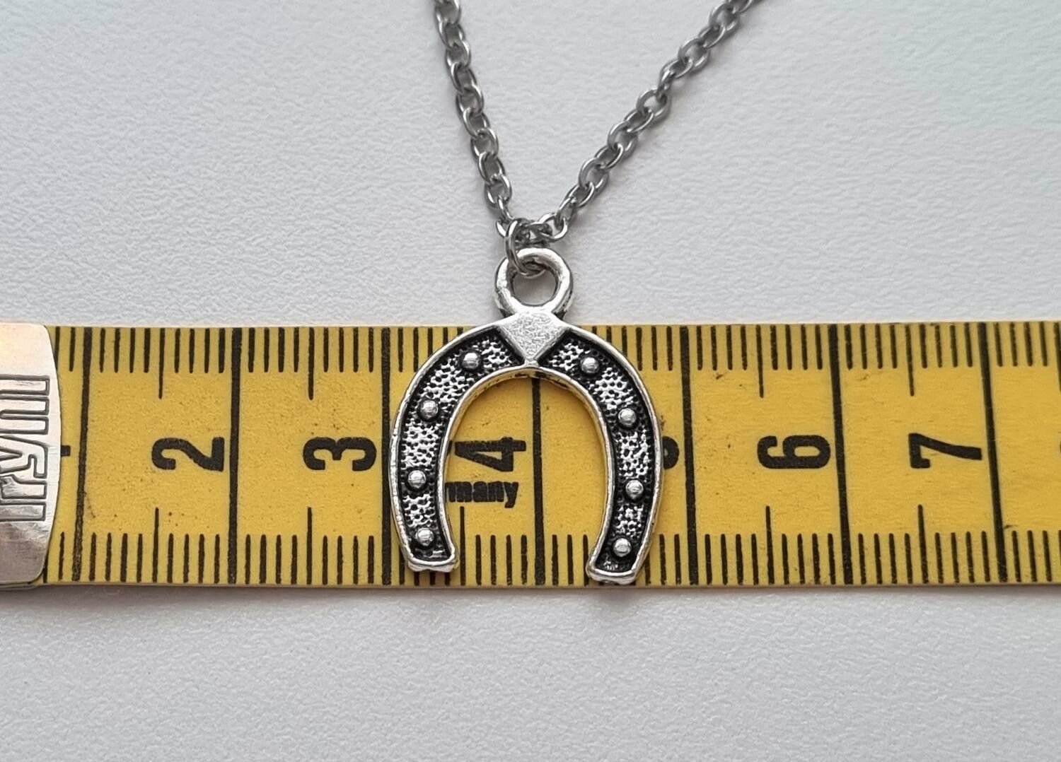 Silverfärgat halsband med en hästsko, berlock / charm