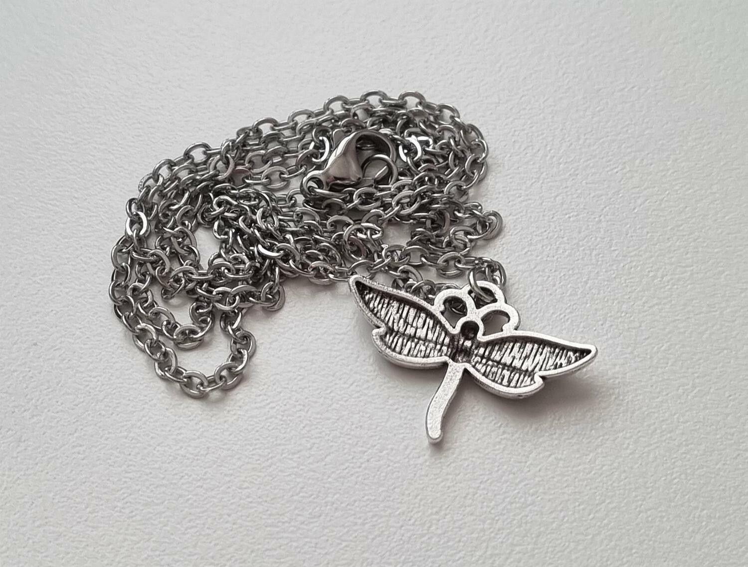 Silverfärgat halsband med en söt trollslända, berlock / charm
