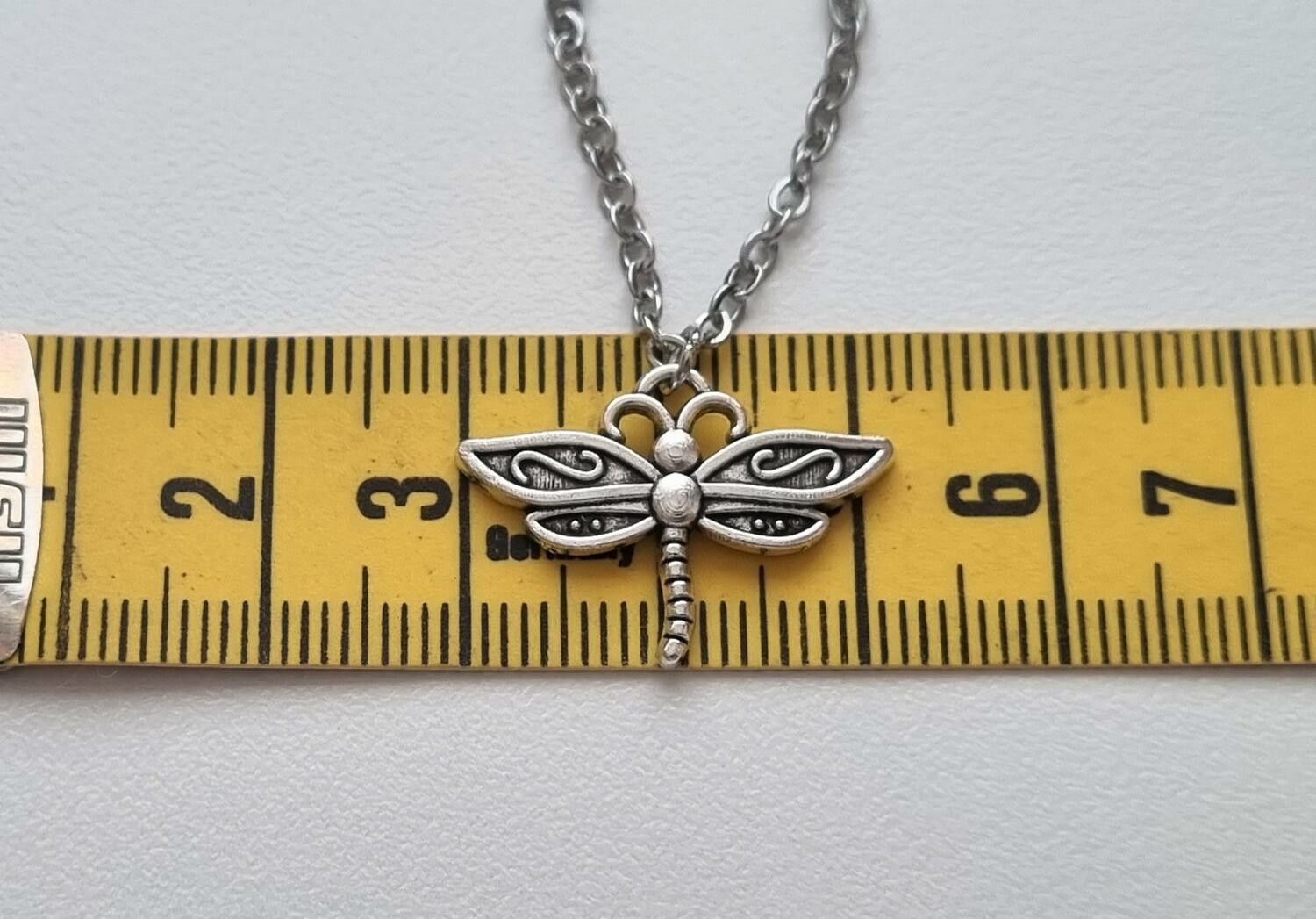Silverfärgat halsband med en söt trollslända, berlock / charm
