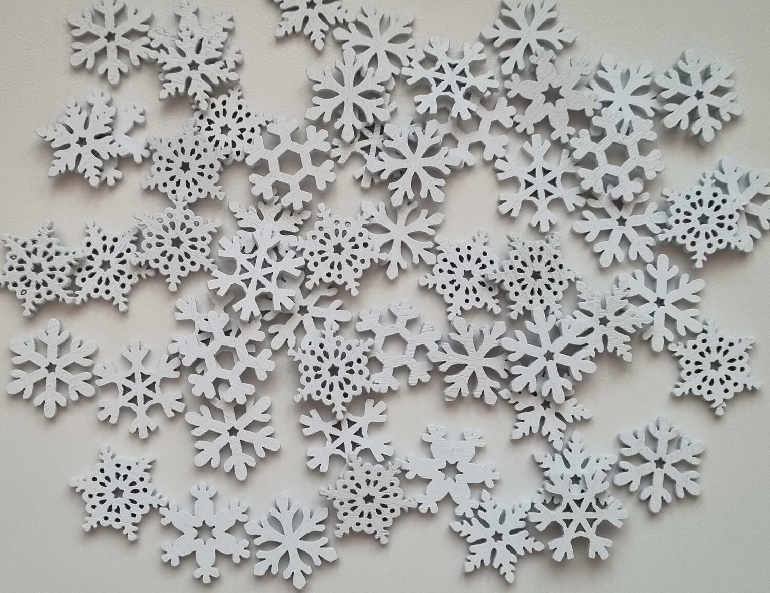10 st vita snöflingor, dekorationer i trä, trädekorationer (20 mm)