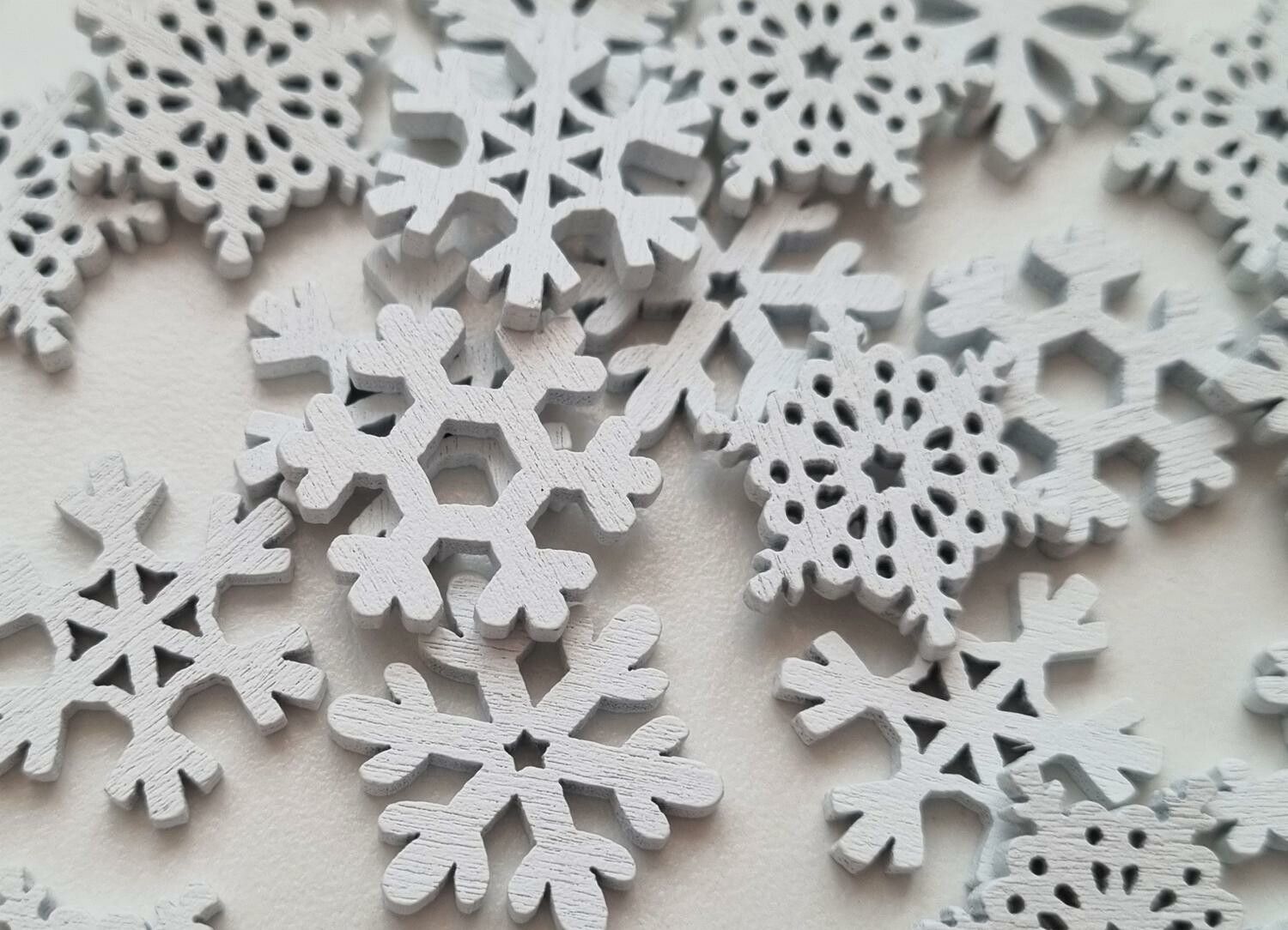 10 st vita snöflingor, dekorationer i trä, trädekorationer (20 mm)