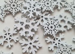 10 st vita snöflingor, dekorationer i trä, trädekorationer (20 mm)