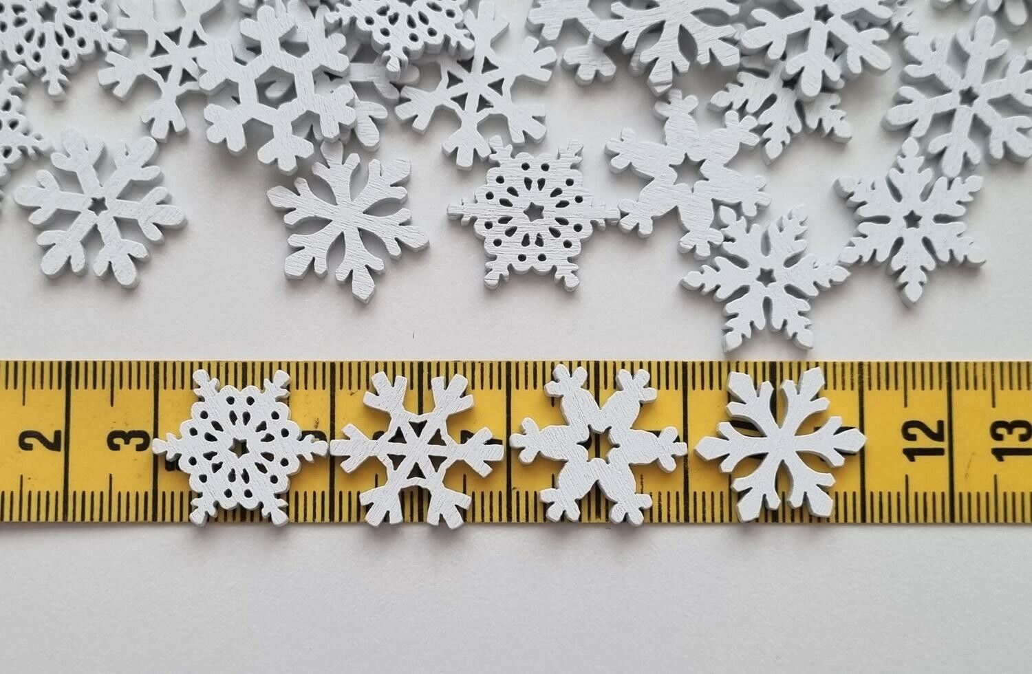 10 st vita snöflingor, dekorationer i trä, trädekorationer (20 mm)