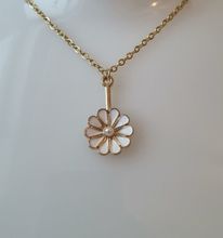 Guldfärgat halsband med en vit blomma, blomberlock / charm