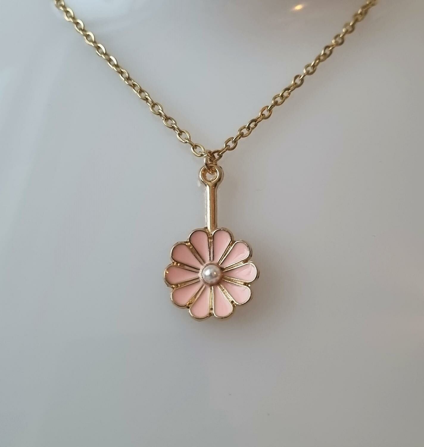 Guldfärgat halsband med en rosa blomma, blomberlock / charm